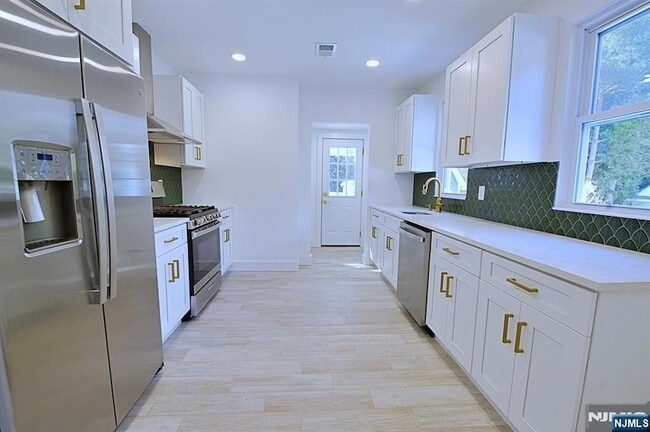 Building Photo - 16 Clarke St