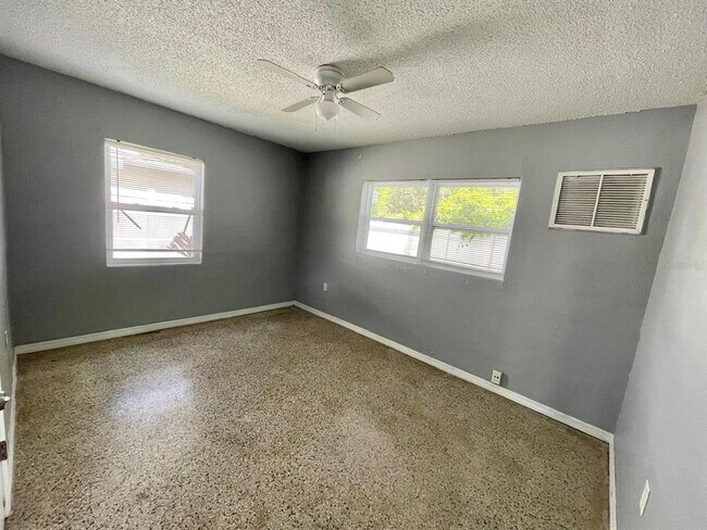 Foto del edificio - 4615 Edgewater Dr