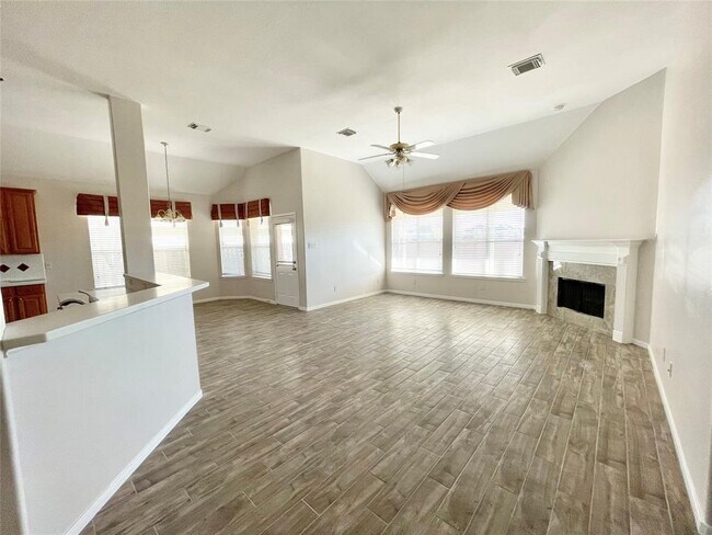 Foto del edificio - 16723 Shallow Ridge Blvd