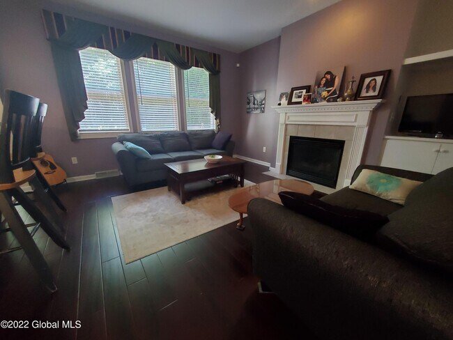 Foto del edificio - 8 Thistle Dr