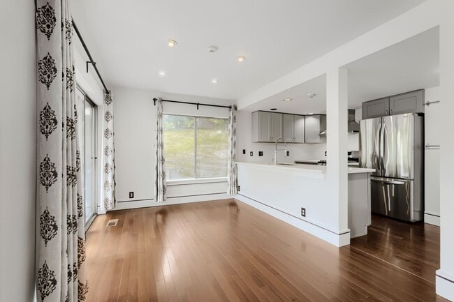 Building Photo - 3bed/2.5bath Townhome w/ Attached 2-Car Garage in Prime Redmond Location!