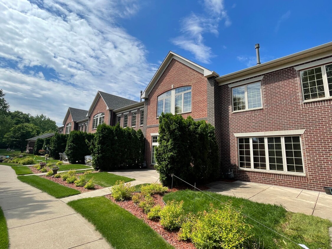 Primary Photo - Blaine Town Home, Very Spacious Layout, 2 ...