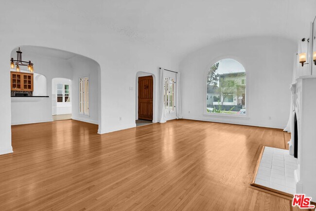 Foto del edificio - 6131 W 5th St