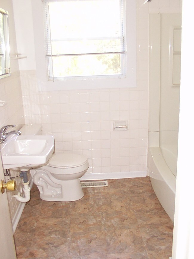 Bath Room - 2490 Maplehurst Dr