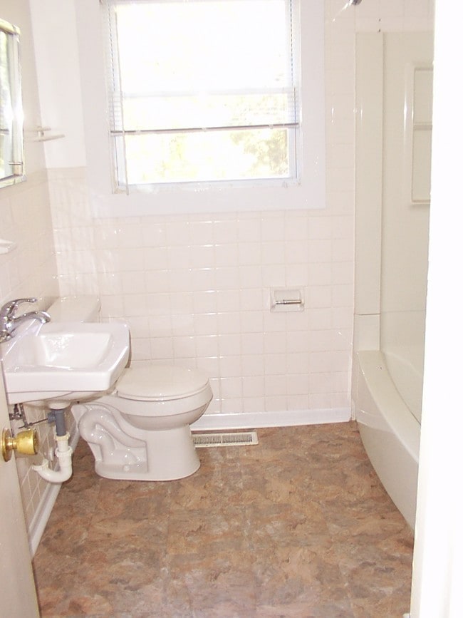 Bath Room - 2490 Maplehurst Dr