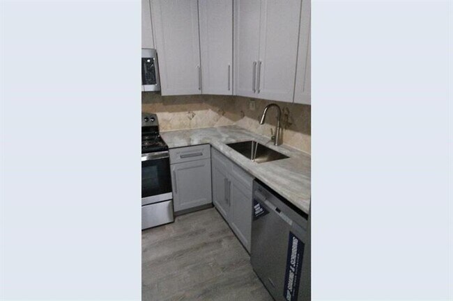 Foto del edificio - 5005 Collins Ave