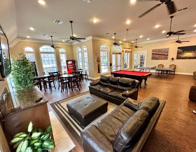 Building Photo - College Station - 4 bedroom - 4.5 bath in ...