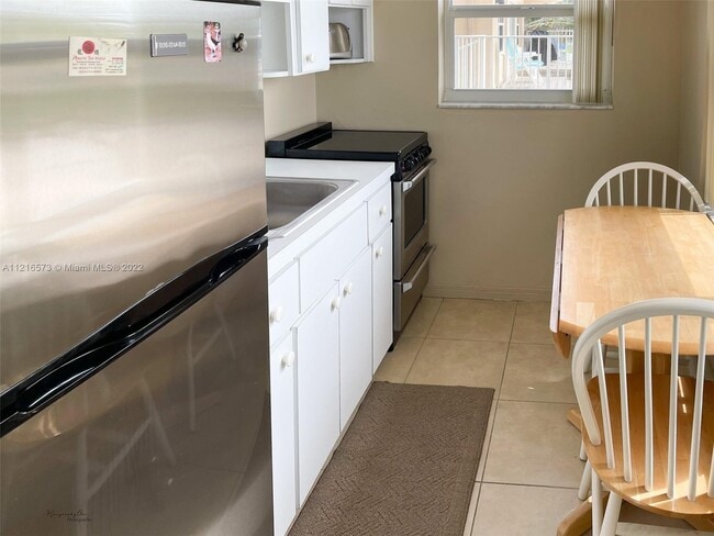 Building Photo - 4520 El Mar Dr