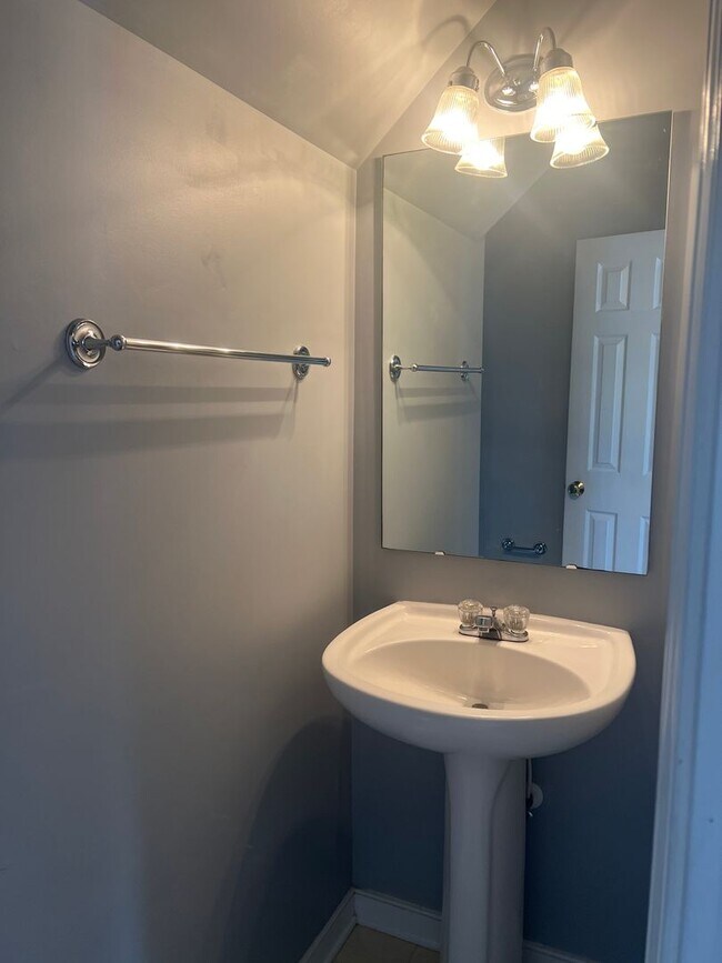 Foto del edificio - This Large 4Bdrm, 2.5bths house is located...