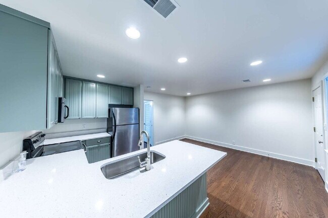 Building Photo - **LEASED**   Renovated Condo on Fatherland, Minutes to 5 Points!