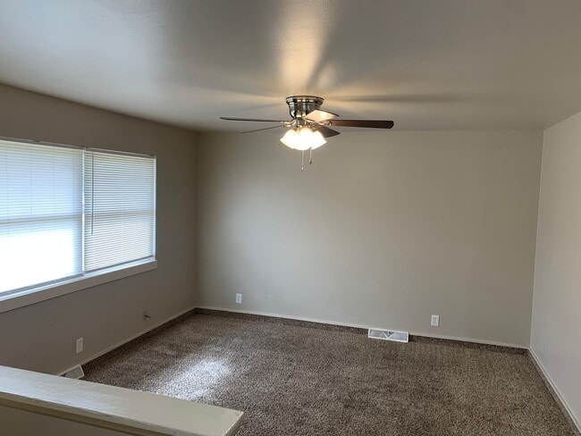 Building Photo - 3 Bed 1.5 Bathroom Townhouse
