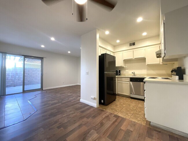 Building Photo - COMING SOON! 1 Bed 1 Bath Condo in Palm Sp...