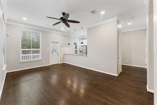Foto del edificio - 3329 New Garden View Ln