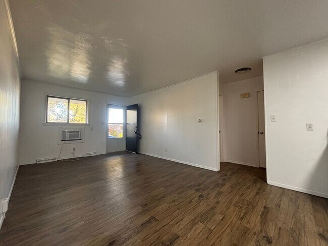 Building Photo - Cute clean 1 bedroom 1 bath duplex availab...