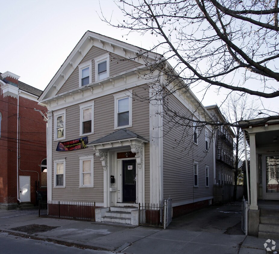 Building Photo - 81-83 America St