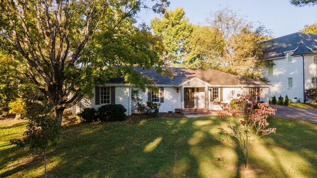 Building Photo - **ADORABLE DUBLEX IN BELLE MEADE WITH AMAZING YARD SURROUNDED BY MULTI-MILLION DOLLAR HOMES**