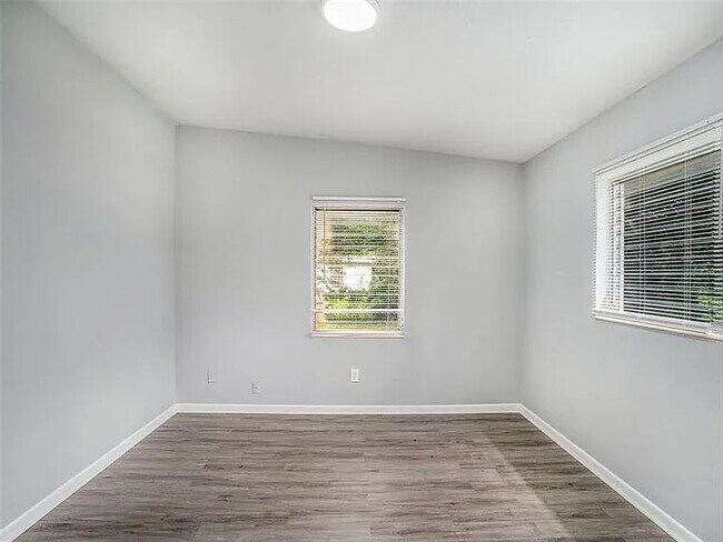 Foto del edificio - 3104 E Elm St