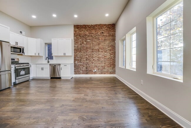 Building Photo - 172 Mallory Ave