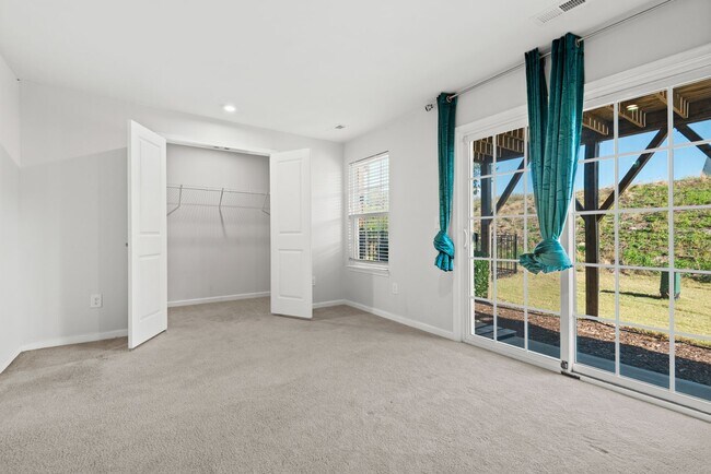 Building Photo - Beautiful Tri-Level Townhome Minutes From ...