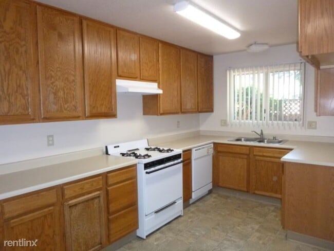 Building Photo - 2 br, 2.5 bath House - 19949 Redwood Rd