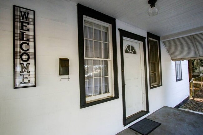 Building Photo - Historic Cottage Near Memorial Hospital & Savannah State – Unfurnished Long-Term Rental