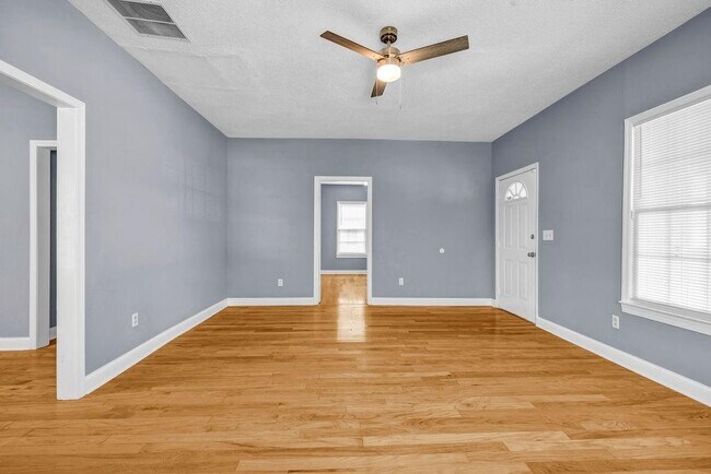 Foto del edificio - 879 Spencer St NW