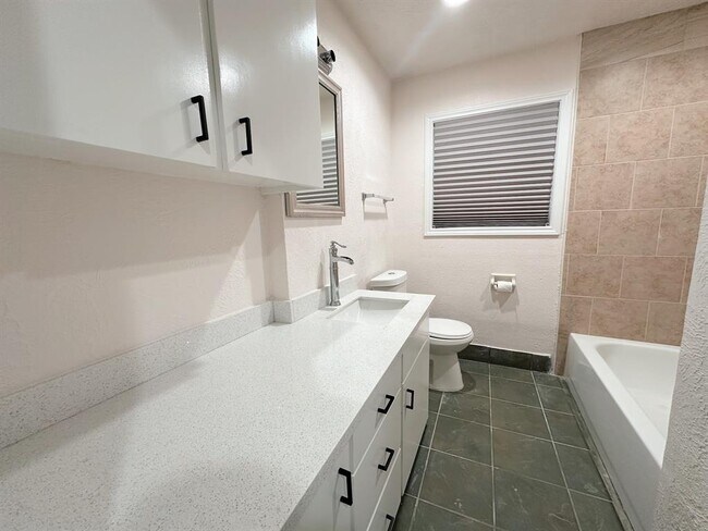Foto del edificio - 7602 Turquoise Ln