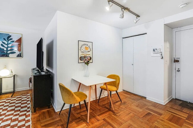 Building Photo - This generously proportioned, south-facing...
