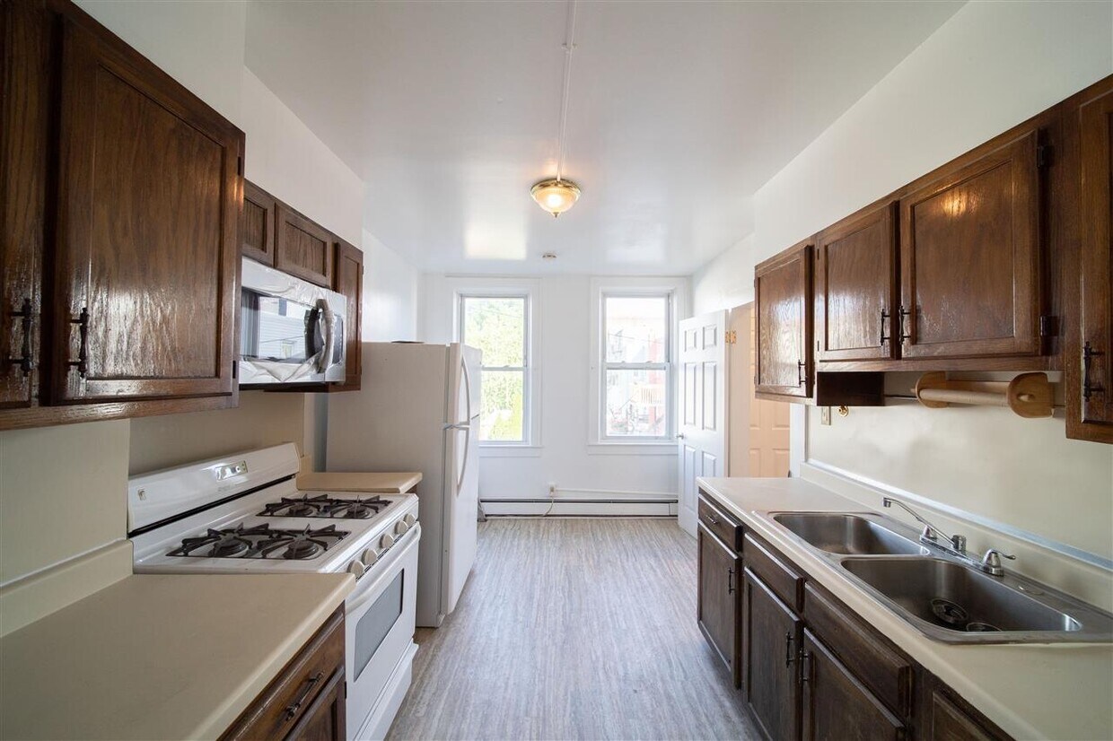 Primary Photo - 7410 Broadway