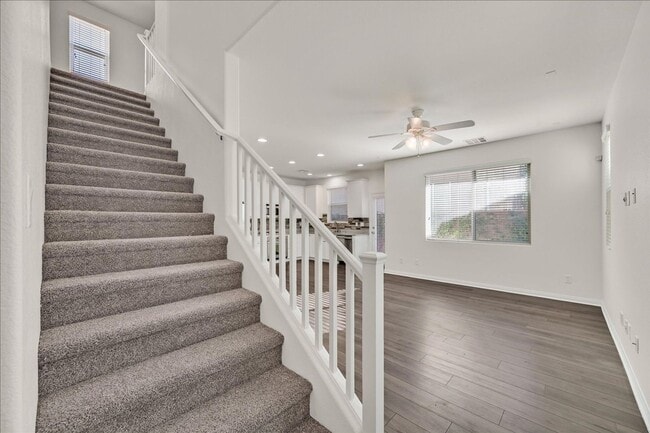 Foto del edificio - Well maintained three bedroom, two and a half bath home in the Lone Mountain area