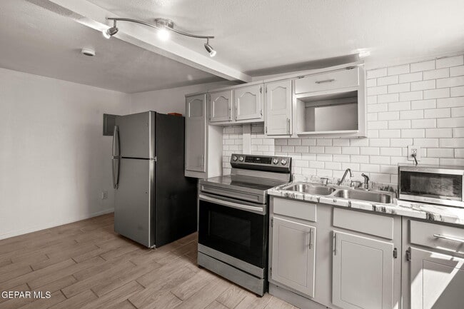 Building Photo - 2805 Grant Ave