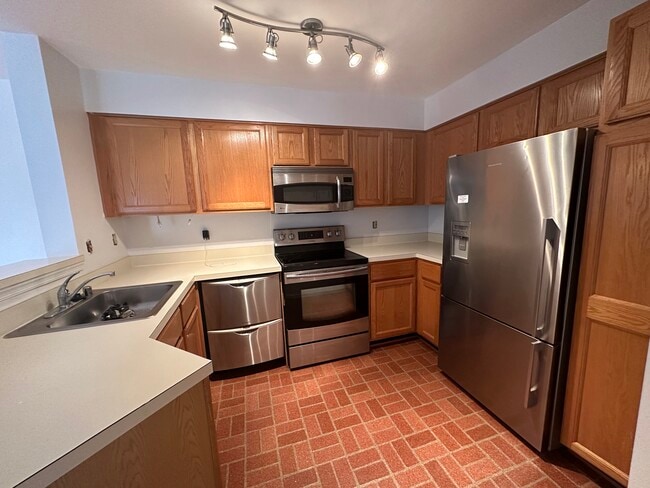 Kitchen - 1100 Quaker Hill Dr