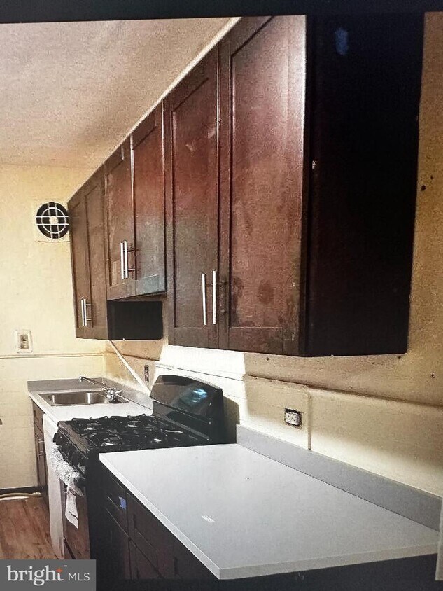 Primary Photo - 934 N Fallon St