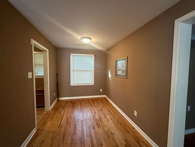 Building Photo - Forest Hills Cutie