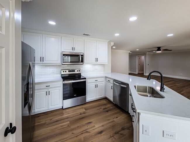 Foto del edificio - 105 Cypress Ridge Rd