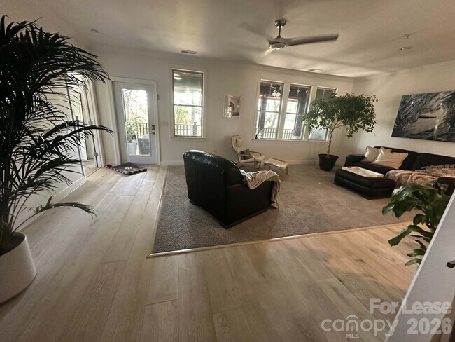 Foto del edificio - 5551 Colonial Chatsworth Cir