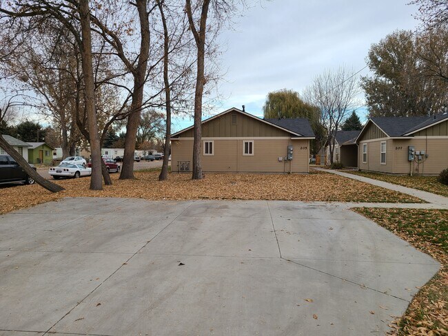 Building Photo - 205 S Dewey Ave