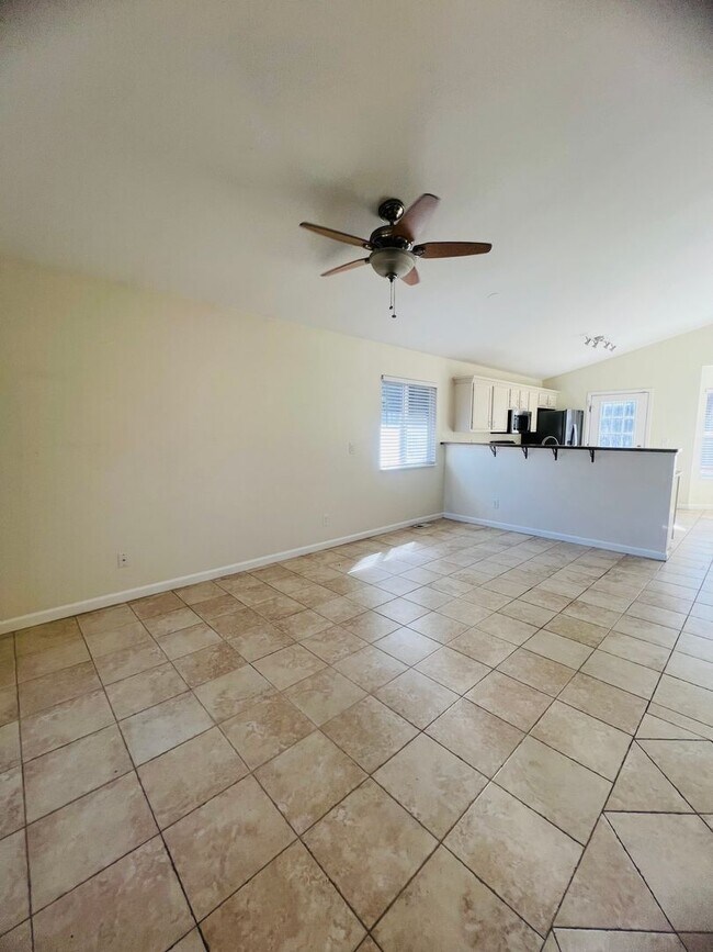 Foto del edificio - 4 bedroom 2 bath close to Fort Carson