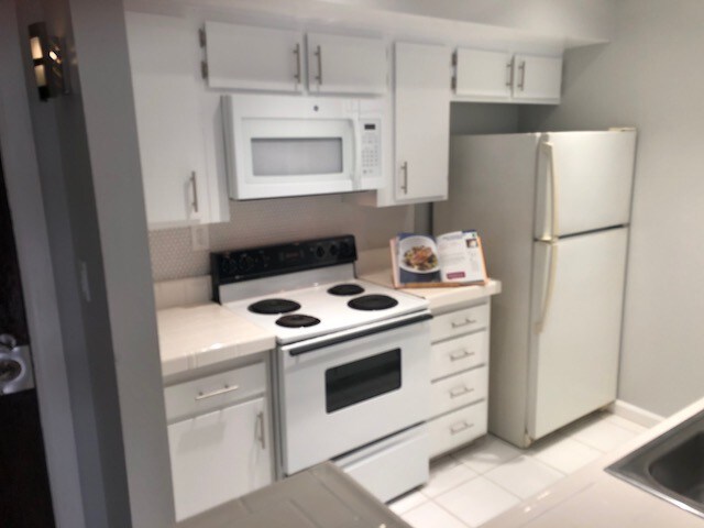 Cocina - 7556 Hampton Ave