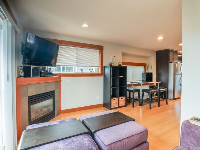 Building Photo - Charming 3-Bedroom Fully furnished Townhou...