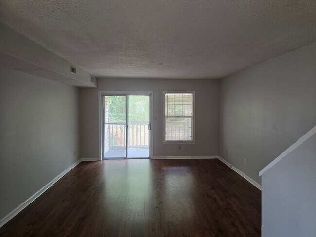 Building Photo - Convenient 2BR/2.5BA Condo in Chapel Hill
