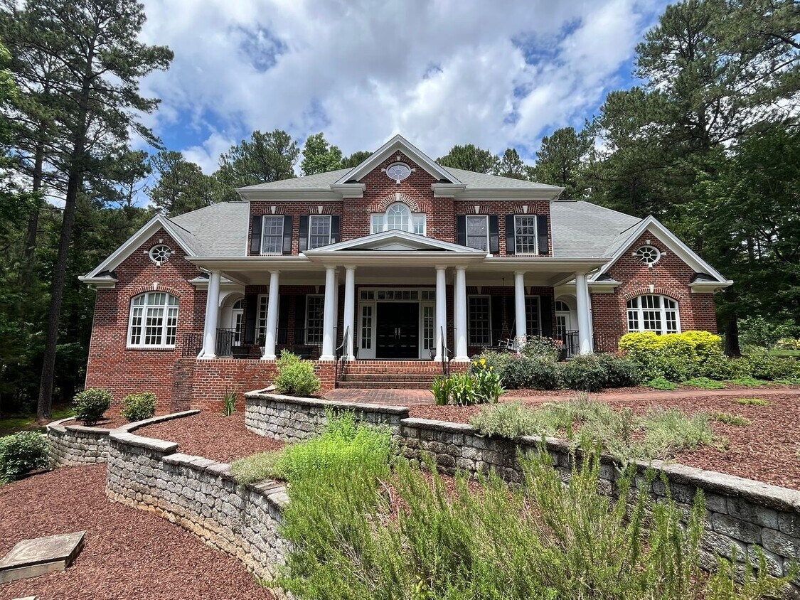 Foto principal - Incredible 4BD, 6.5BA Raleigh Home Near Fa...