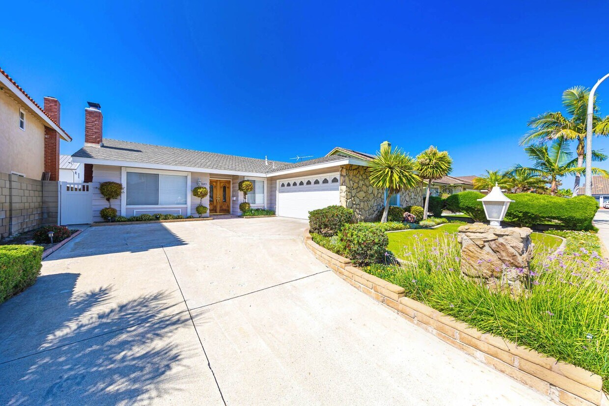 Foto principal - Upgraded 4 bedroom Fountain Valley Home