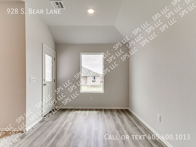 Building Photo - 928 S Bear Ln