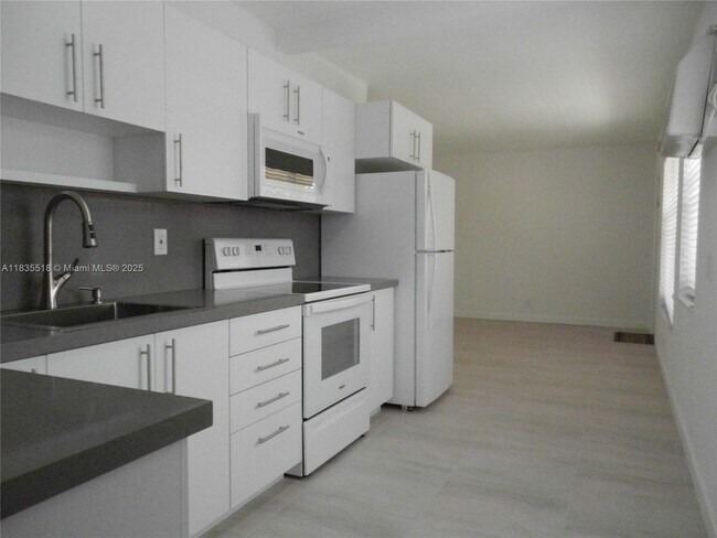 Foto del edificio - 1738 Rodman St