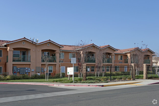 Building Photo - Groves at Lindsay