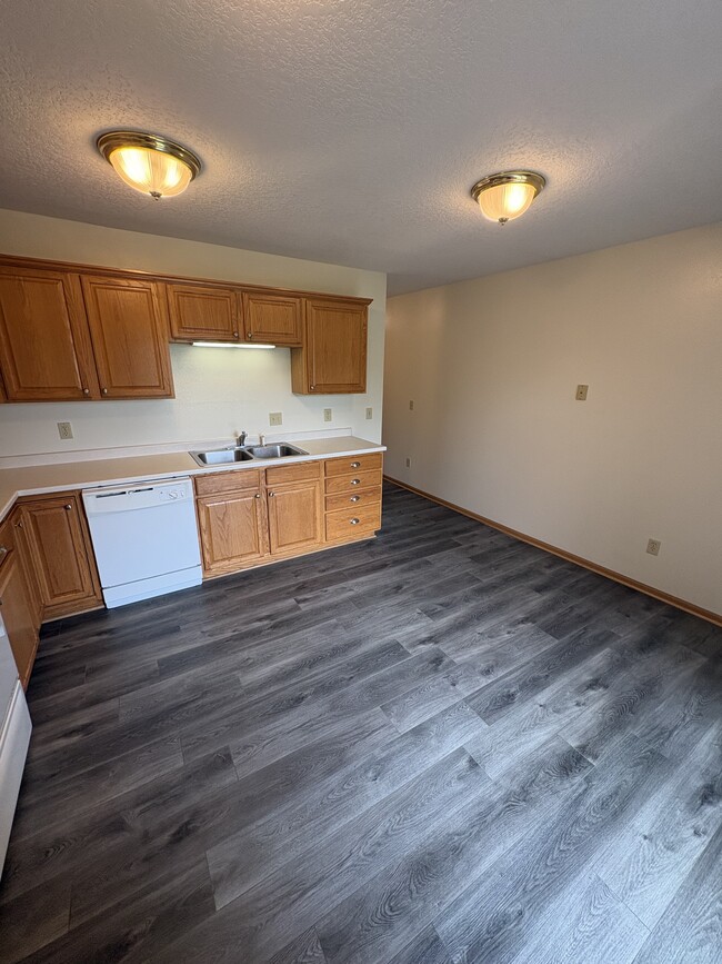 Building Photo - 872 Edgewater Dr