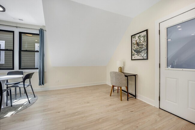 Foto del edificio - 1644 N Troy St