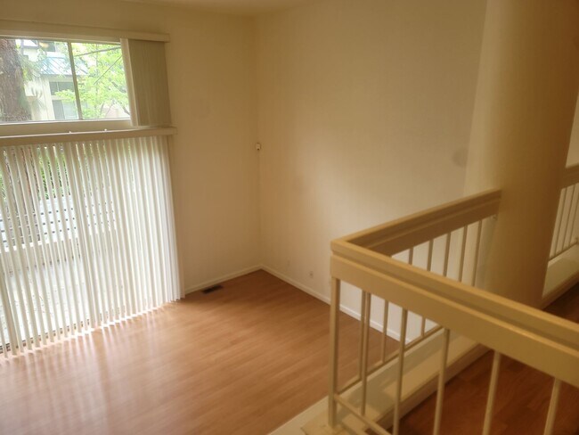 Foto del edificio - 419 Galleria Dr. Unit 1  Newly UpdatedTown...