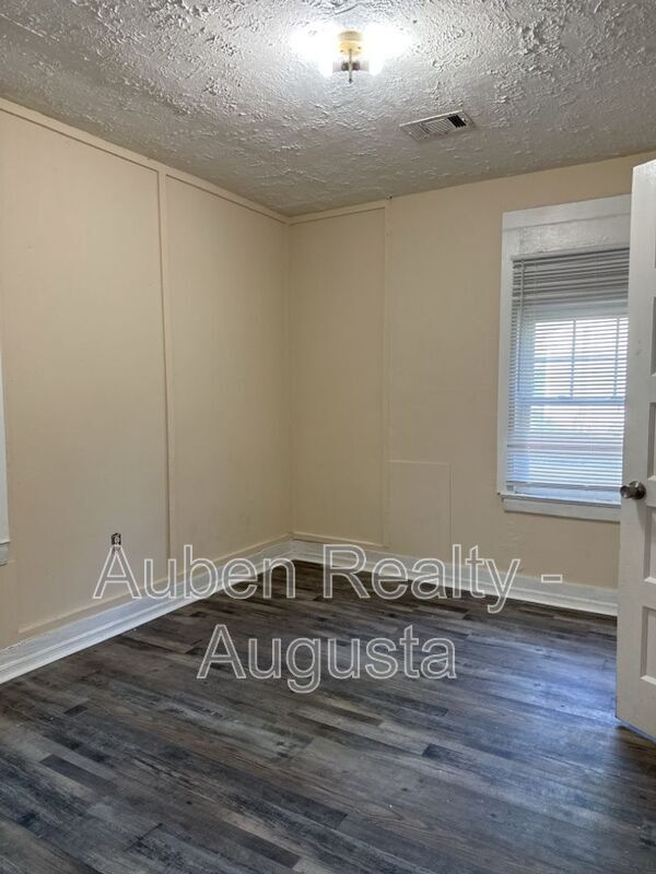 Building Photo - 2108 Shirley Ave